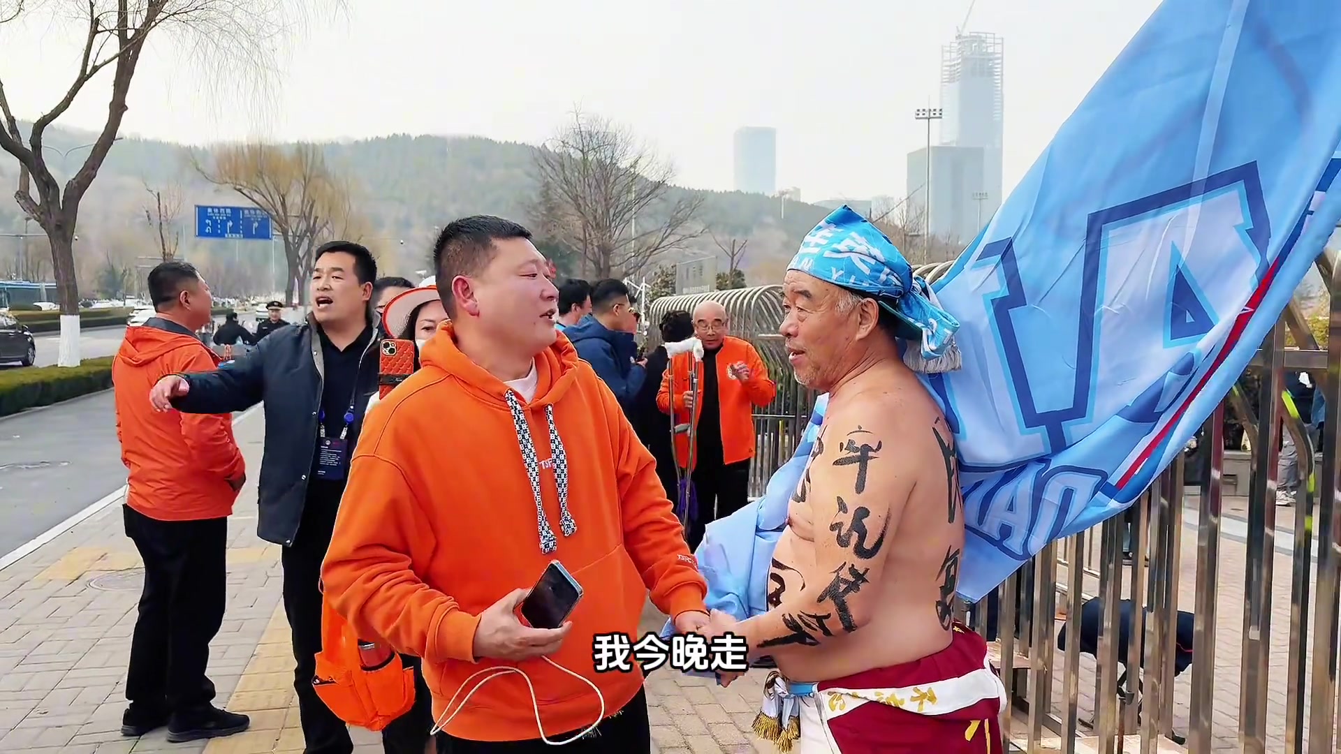 山東泰山vs大連英博，賽前兩隊球迷相遇了...