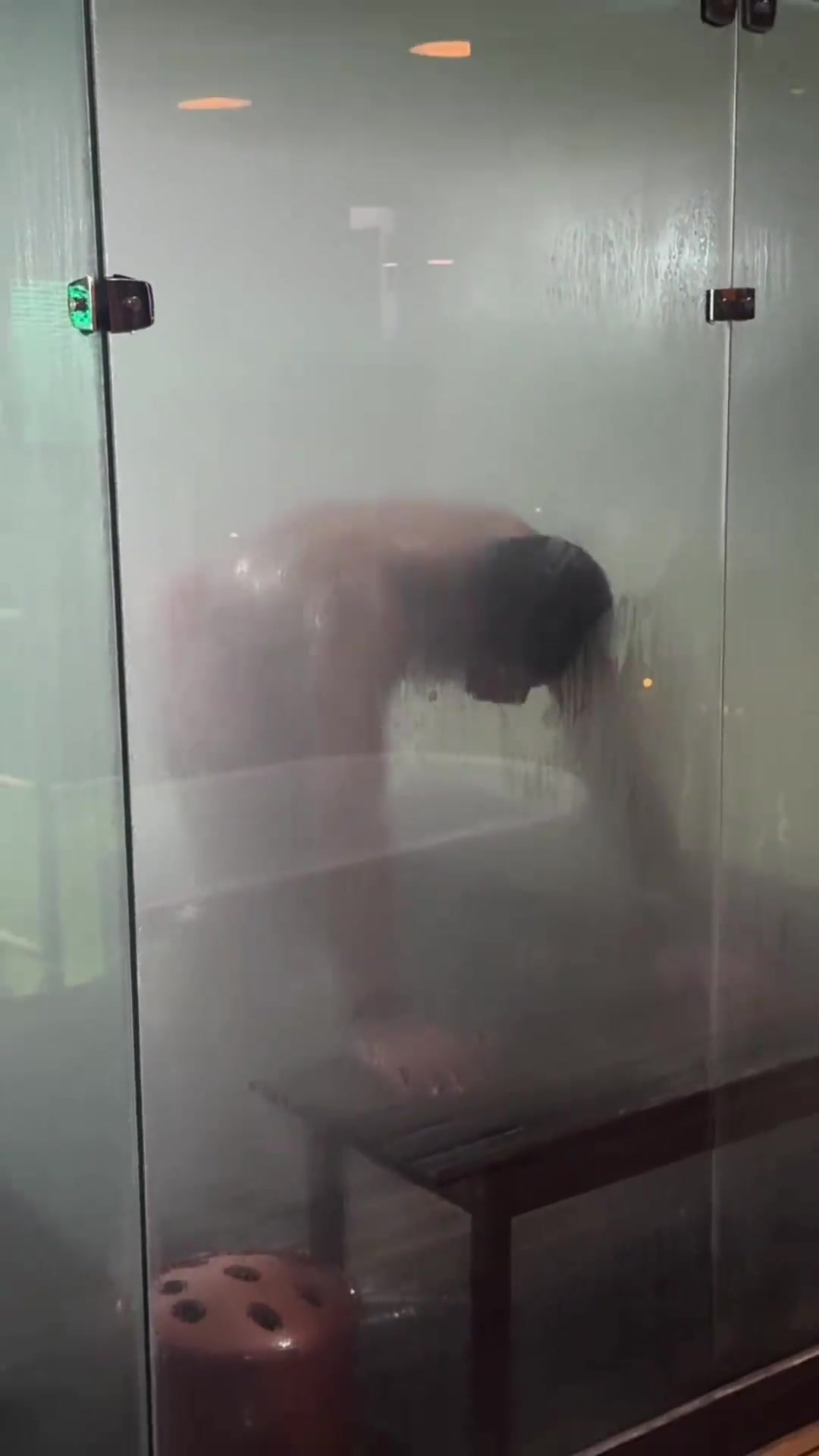  綠巨人胡爾克在桑拿房訓(xùn)練出來后直接泡冰浴，這身體素質(zhì)太強了