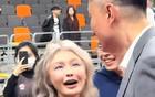  宏遠(yuǎn)老板娘緊握杜鋒手不松，賽后顯情。