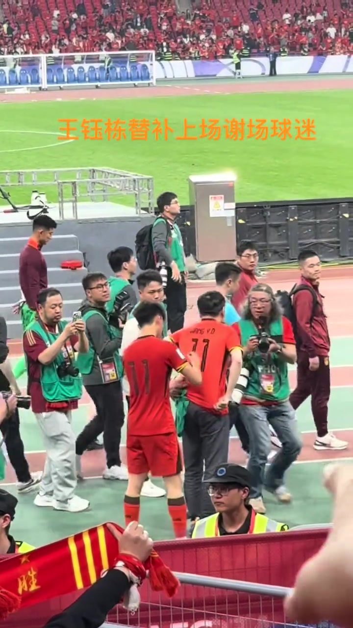  親和力！王鈺棟謝場給球迷簽名！