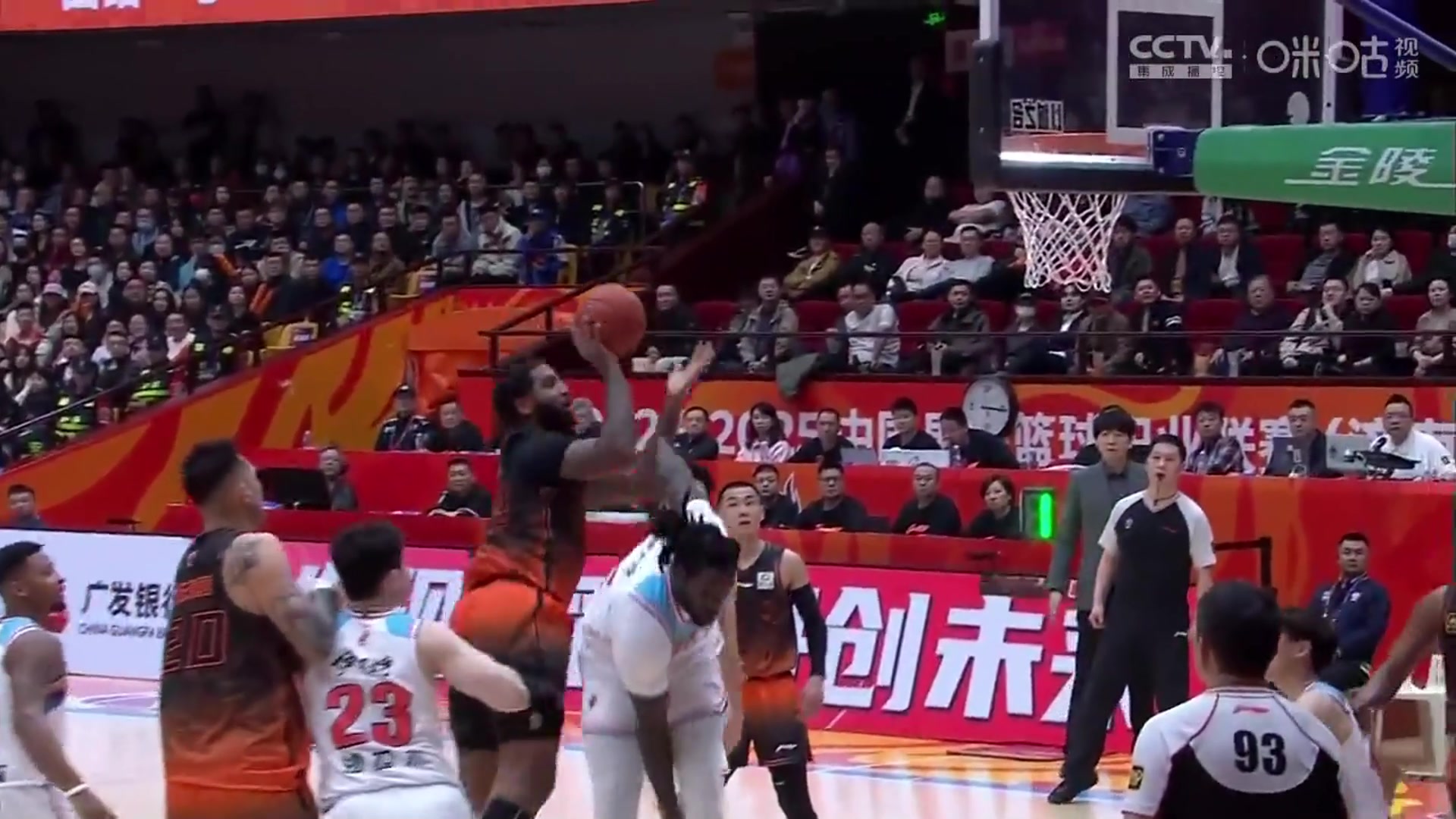  NBA級(jí)別的對(duì)抗！克里斯滯空正面頂飛哈雷爾 強(qiáng)硬打板上籃命中