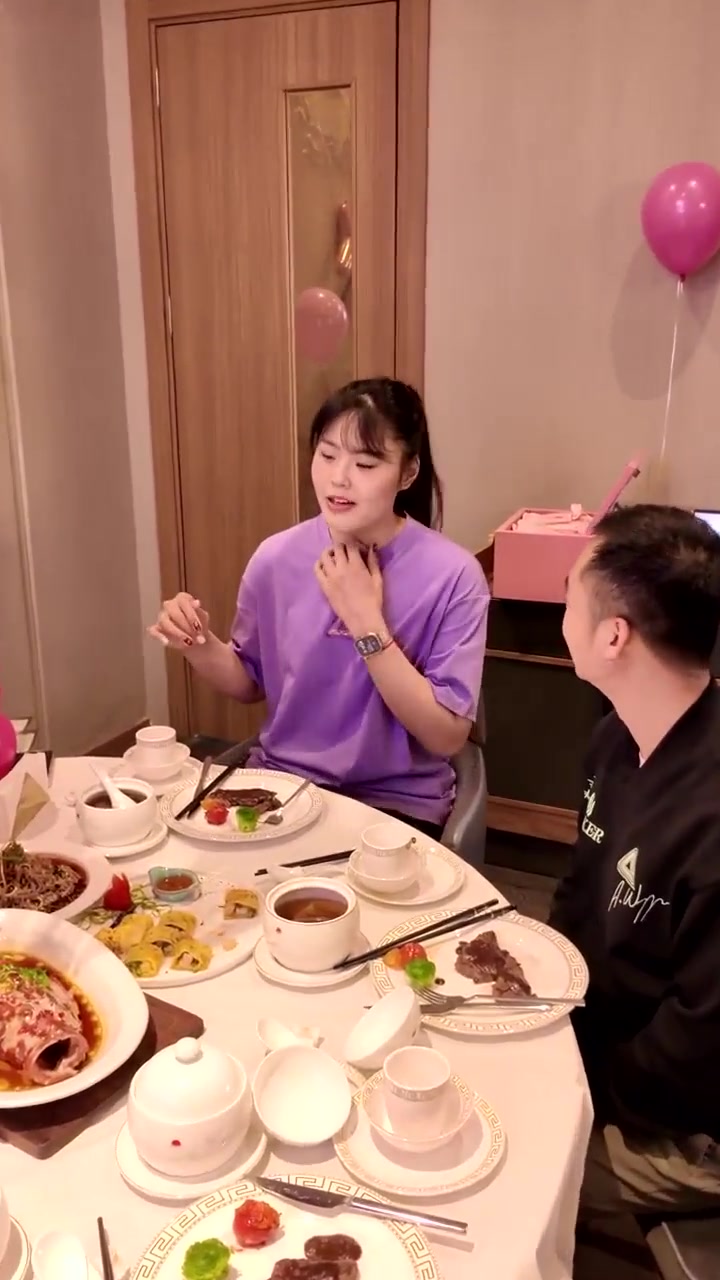  李月汝生日排面拉滿！26歲生日 看小寶的專屬LOGO和定制T