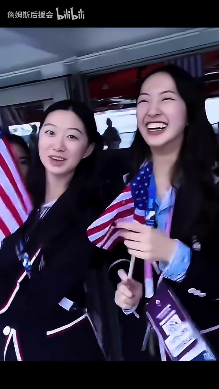  笑容收不住了！巴黎奧運(yùn)會(huì)名場(chǎng)面：我們用庫(kù)里的手機(jī)拍了合照！